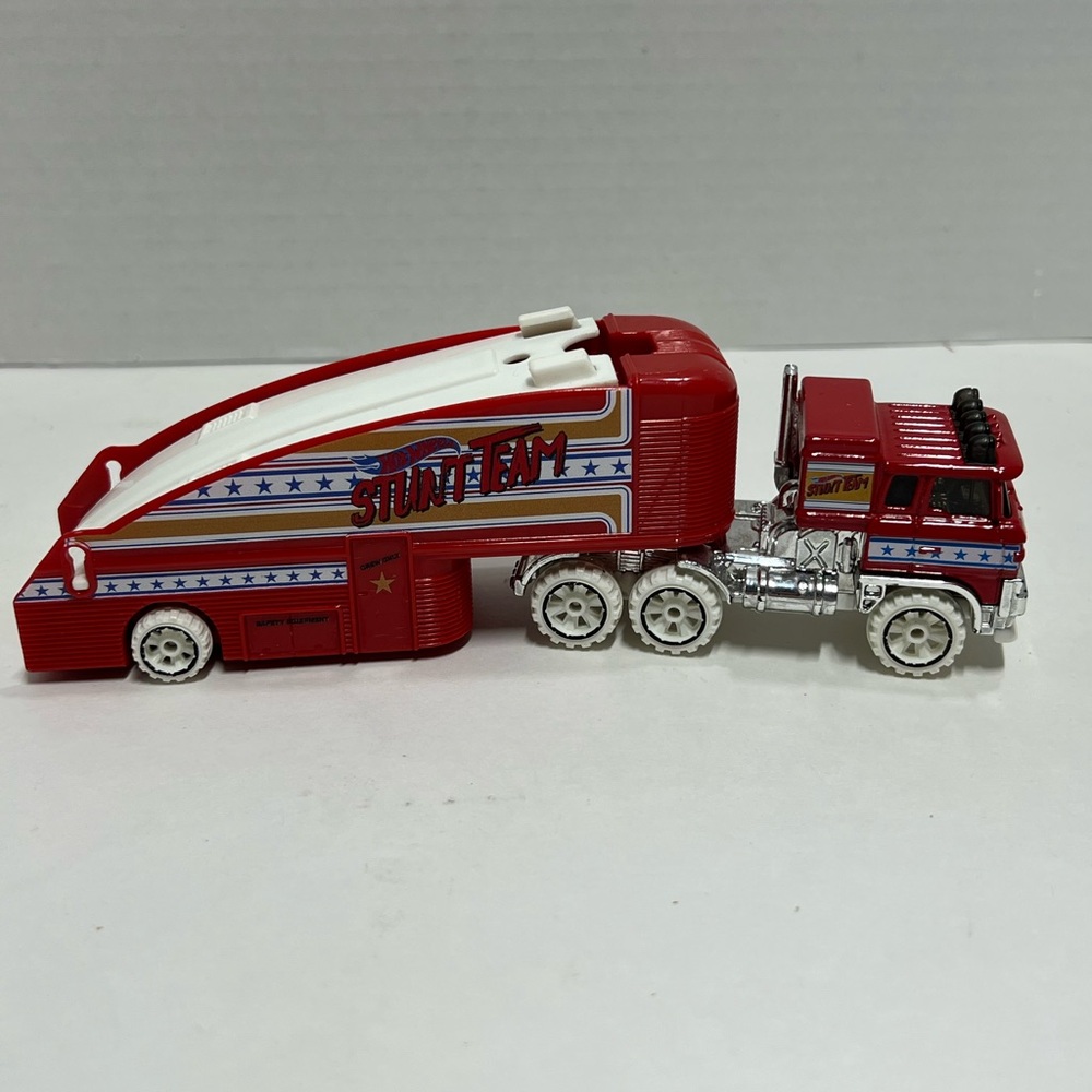 Hot Wheels Stunt Team Red Transporter